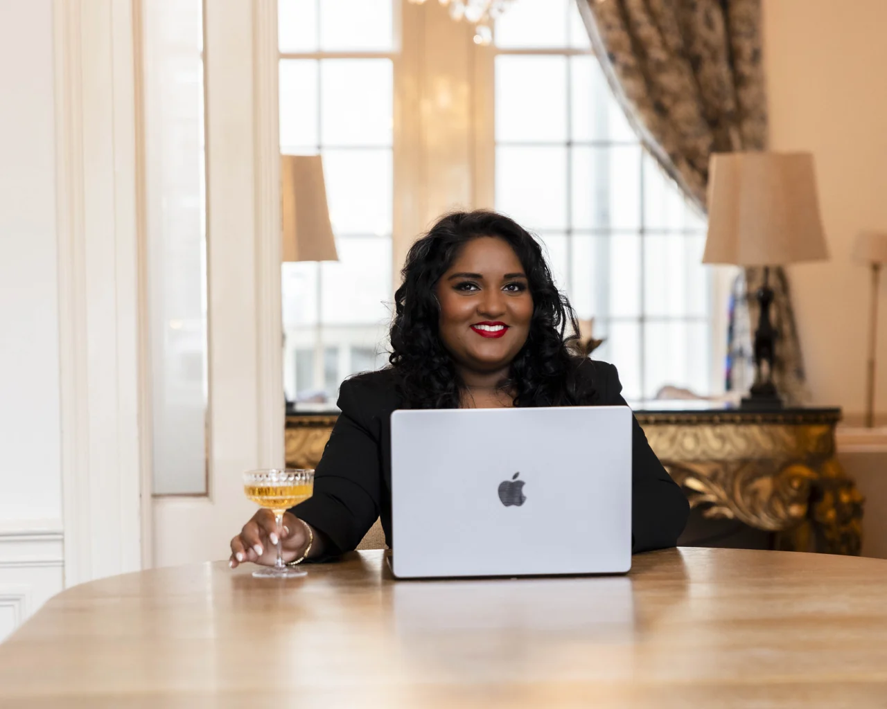 Archana aan tafel met haar laptop