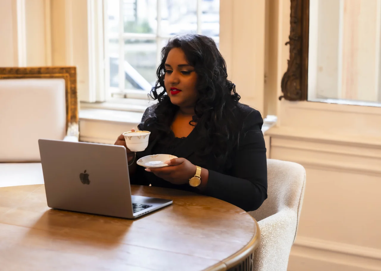 Archana tijdens een koffiemoment